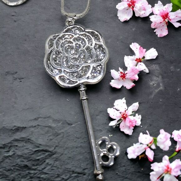 - 🗝️Sparkly Floral Key Pendant Sweater Chain🗝️ - Picture 16 of 17